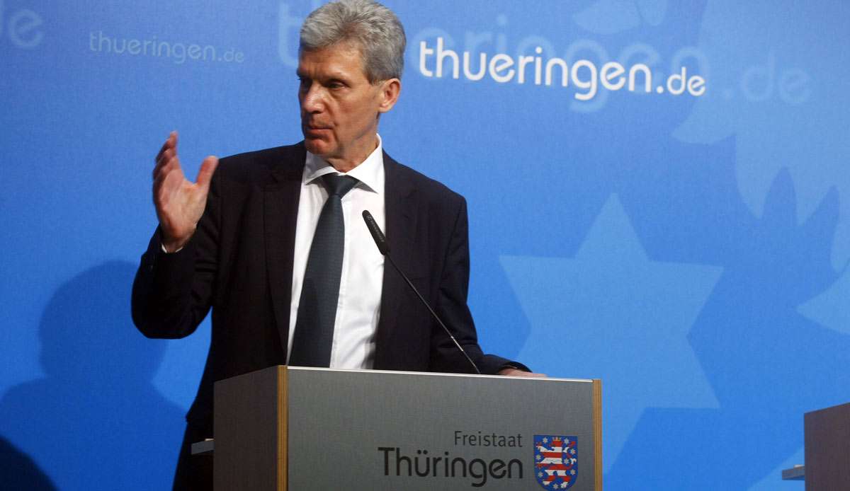 Helmut Holter (Die Linke) hat sich wegen des Neustarts der 3. Liga einen Streit mit DFB-Präsident Freitz Keller geliefert.