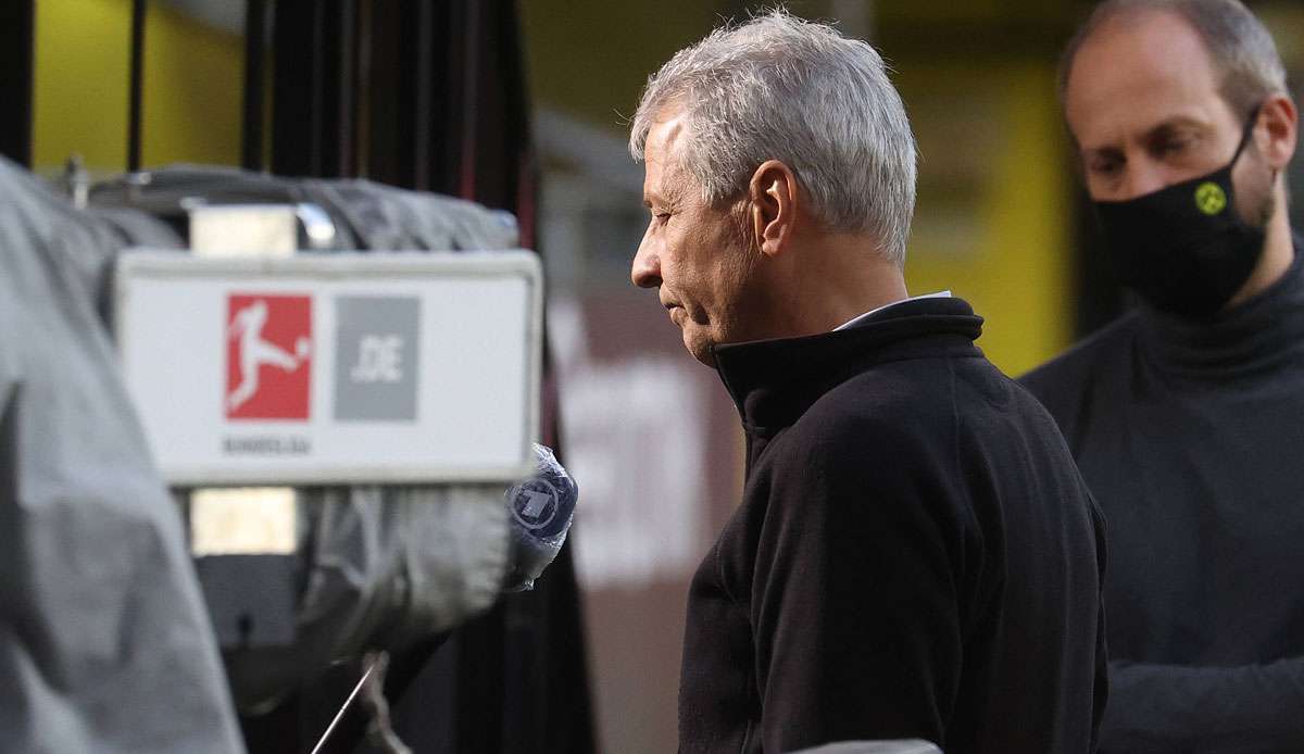 Lucien Favre analysiert mit betretener Miene die Niederlage gegen den FC Bayern.