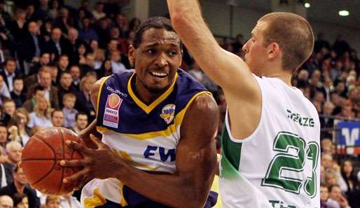 Oldenburgs Rickey Paulding (l.) im Duell mit Triers Drew Neitzel