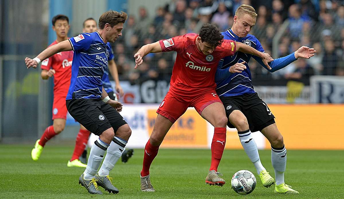 Tabellenführer Arminia Bielefeld reist am 29. Spieltag der 2. Liga zu Holstein Kiel.