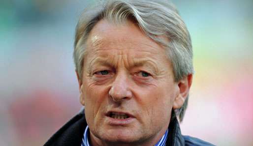 Der Wolfsburger Interimscoach Lorenz-Günther Köstner fordert eine schnelle Nachfolger-Suche