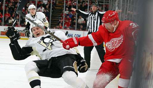 Nix zu holen gab es für die Pittsburg Penguins um Sergei Gonchar (l.) in Detroit