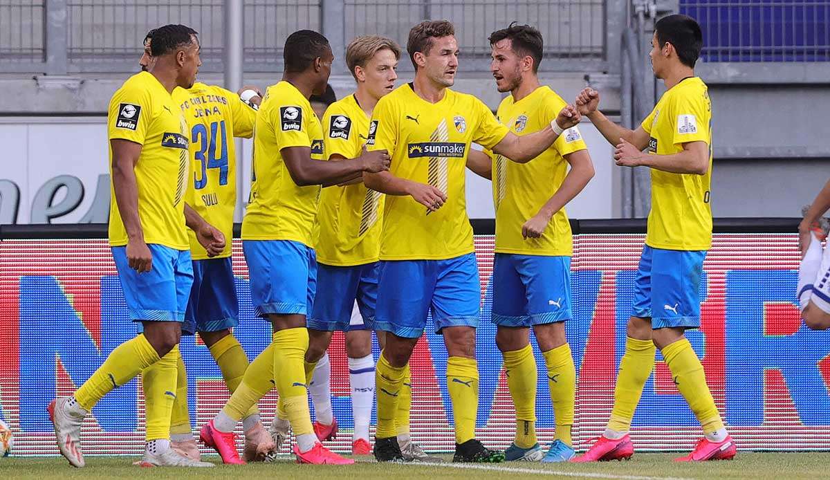 Die Spieler von Carl Zeiss Jena wollen auch in Kaiserslautern jubeln.