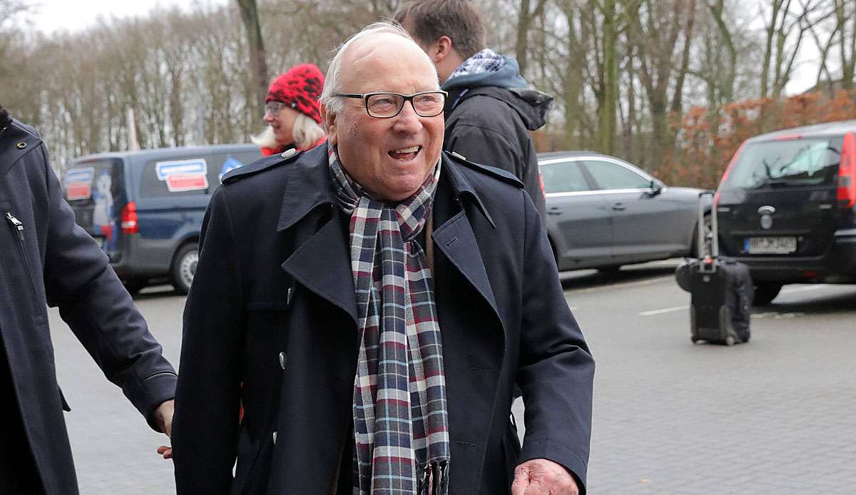 Die Hamburger Fußball-Ikone Uwe Seeler befindet sich nach der Not-Operation an der Hüfte auf dem Weg der Besserung.