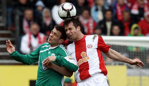 Augen zu und durch. Zvjezdan Misimovic (li.) im Kopfballduell mit dem Mainzer Andreas Ivanschitz