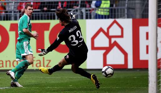 Edin Dzeko (l.) sorgte mit seinem späten Doppelpack für den Auswärtssieg des VfL Wolfsburg