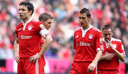 Lange Gesichter nach der ersten Heimpleite: Van Bommel, Schweinsteiger, Klose und Ribery (v.l.)