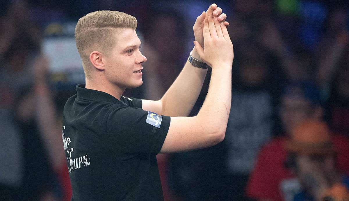 Nico Kurz hat als erster Deutscher das Ticket für die Darts-Weltmeisterschaft gelöst.