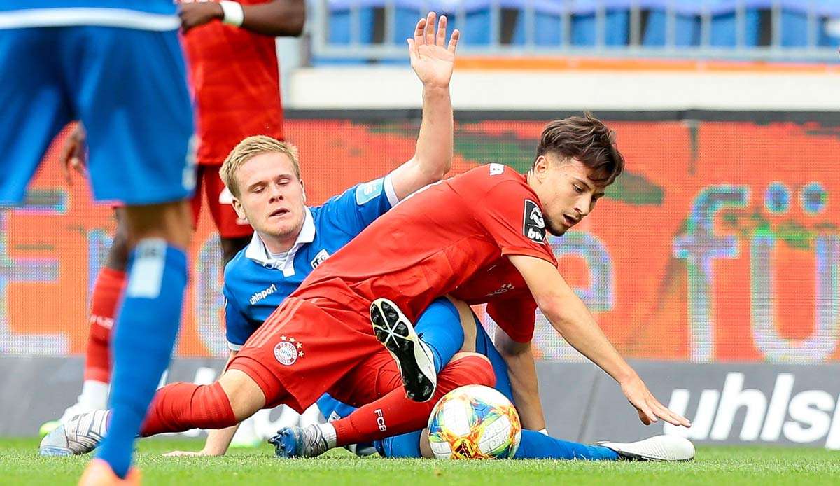 Bayerns Nicolas Kühn im Zweikampf mit Thore Jacobsen.