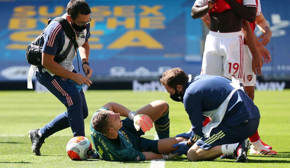 Bernd Leno liegt mit großen Schmerzen am Boden. Später muss er vom Platz getragen werden.