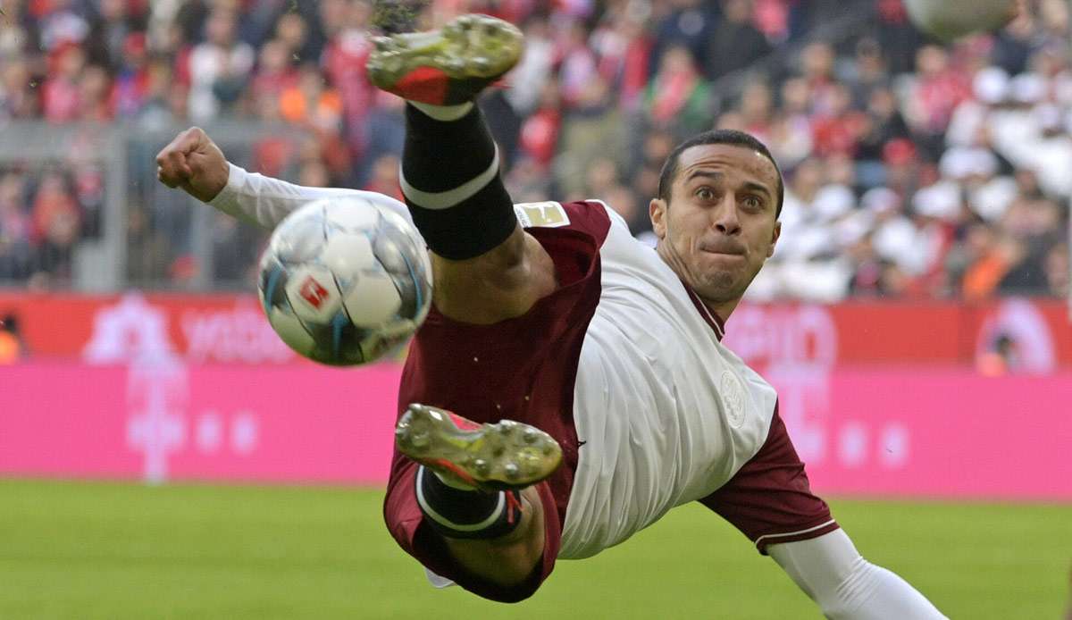 Thiago artistisch beim Versuch eines Seitfallziehers: Wie wichtig ist er für den FC Bayern?