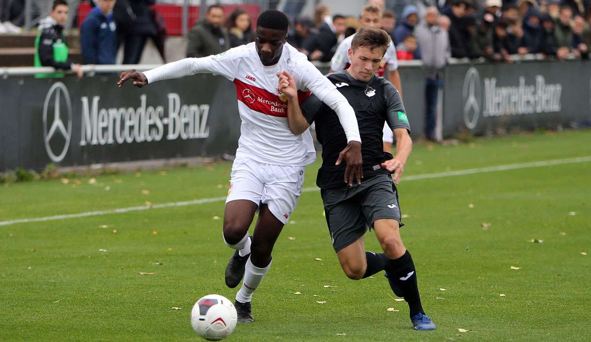 Nick Breitenbücher (r.) bei einem Spiel der B-Jugend-Bundesliga Süd/Südwest im Herbst 2019 gegen den VfB Stuttgart.