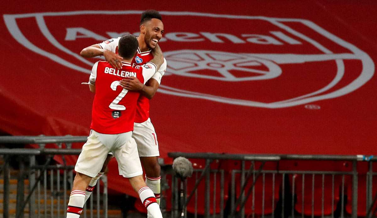 Pierre-Emerick Aubameyang bejubelt einen Treffer mit Teamkollege Hector Bellerin.