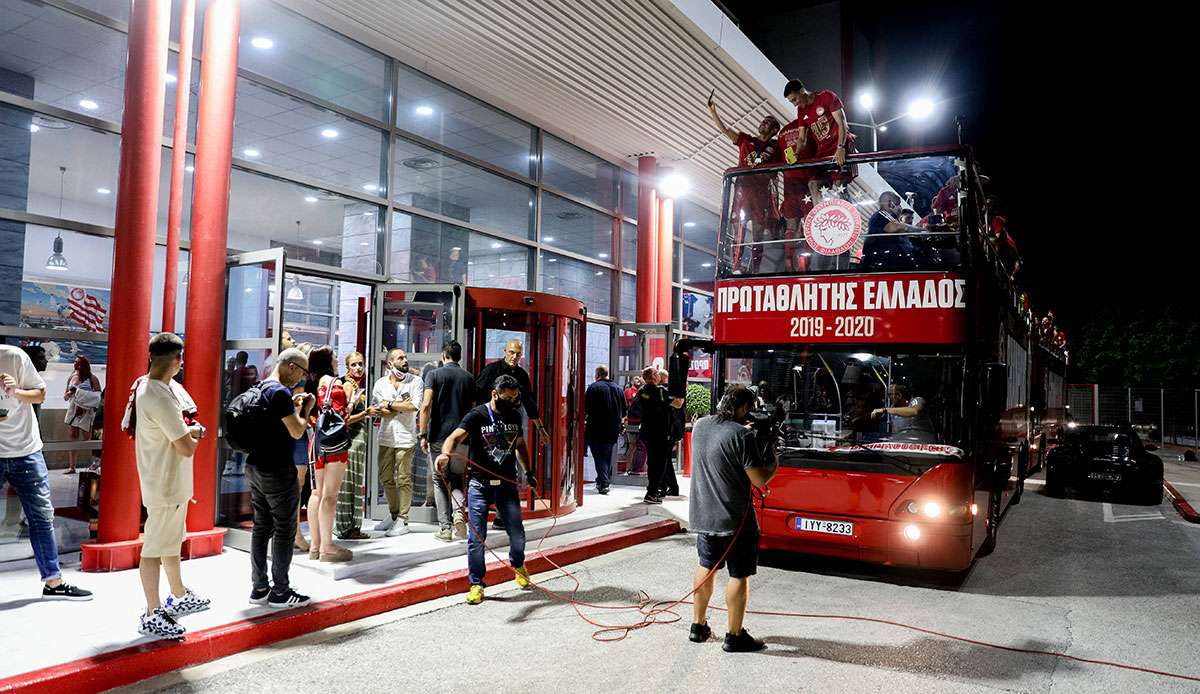 Tausende Fans des griechischen Fußballmeisters Olympiakos Piräus haben sich am Sonntag über die Corona-Schutzmaßnahmen hinweggesetzt.