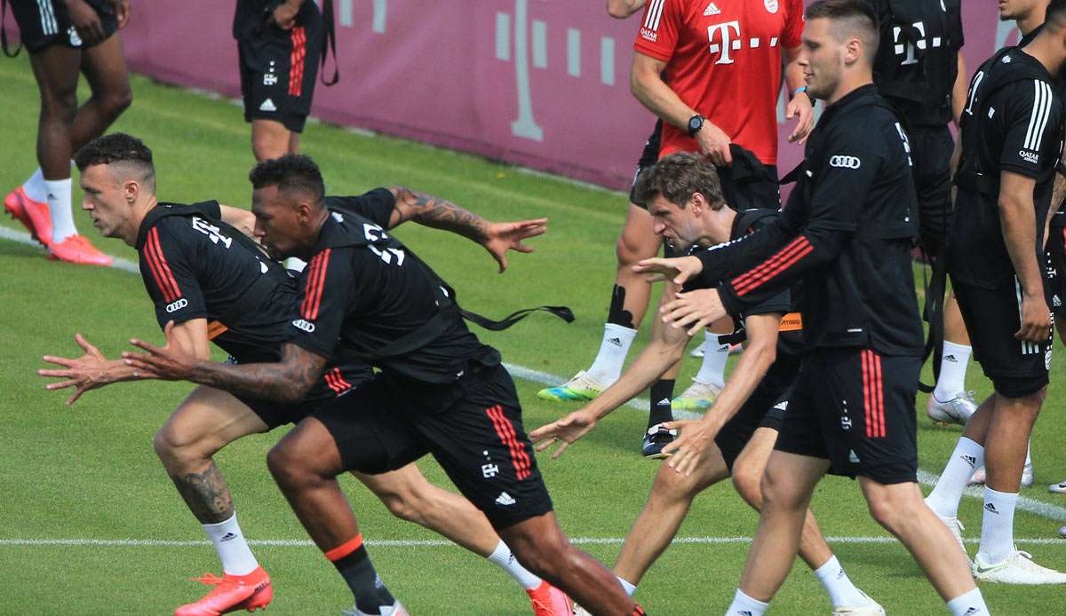 Jerome Boateng und Ivan Perisic (l.) sprinten los.
