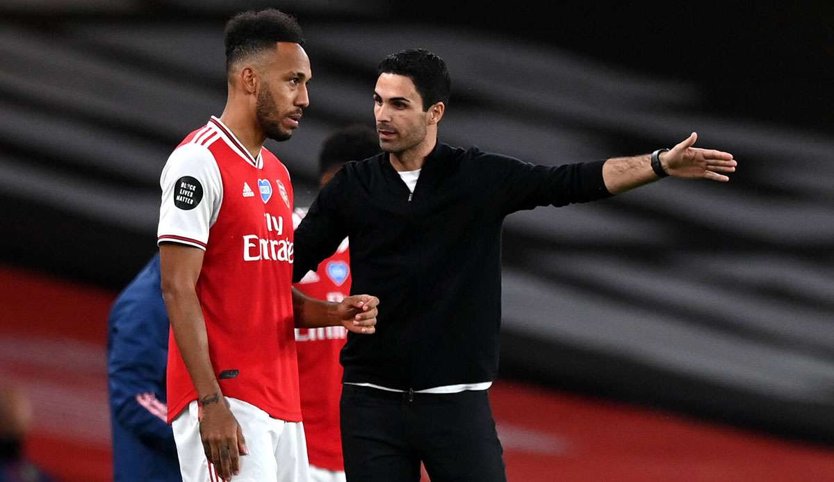 Pierre-Emerick Aubameyang und sein Trainer Mikel Arteta im Gespräch.