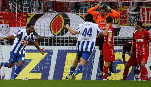 Das 2:0 für Berlin: Raffael (l.) jubelt, Mondragon tobt - trotz seines eigenen Fehlers