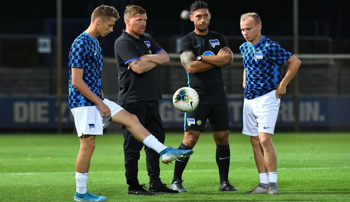 Neue Rolle: Co-Trainer Malik Fathi (2. von li.) neben seinem Cheftrainer Zecke Neuendorf und zwei Spielern der zweiten Mannschaft von Hertha BSC.