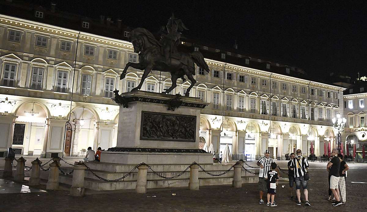 Nur wenige Fans versammelten sich nach dem 2:0-Sieg gegen Sampdoria Genua auf dem Turiner Hauptplatz San Carlo.