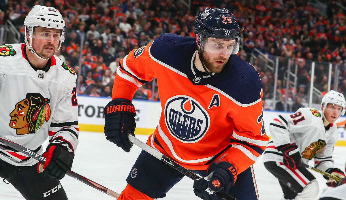 Leon Draisaitl trifft zum Auftakt mit den Oilers auf die Blackhawks.