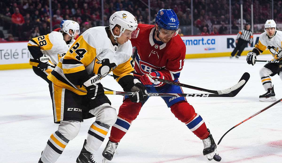 Dominik Kahun (hier noch im Trikot der Pens) im Duell mit den Canadiens.