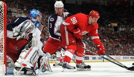 Red-Wings-Stürmer Tomas Holmstrom (r.) traf gegen die Columbus Blue Jackets