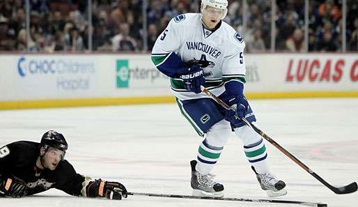 Christian Ehrhoff steht seit 2009 für die Vancouver Canucks auf dem Eis