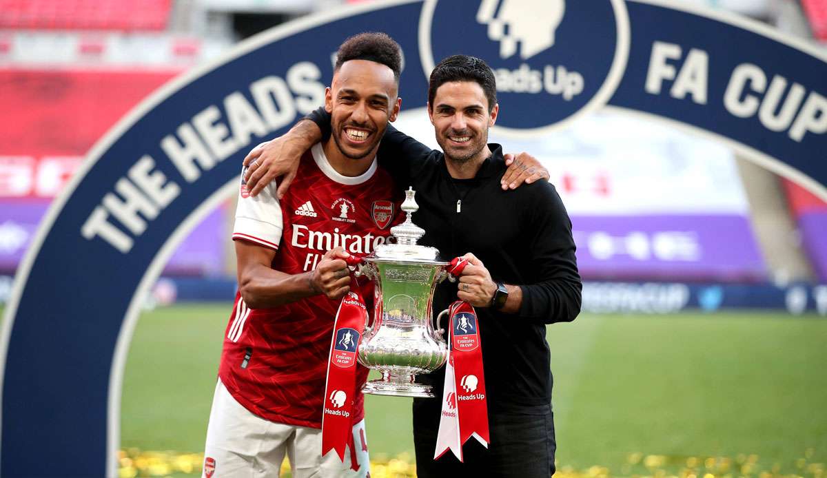 Mikel Arteta (r.) hofft auf einen Verbleib von Pierre-Emerick Aubameyang beim FC Arsenal.