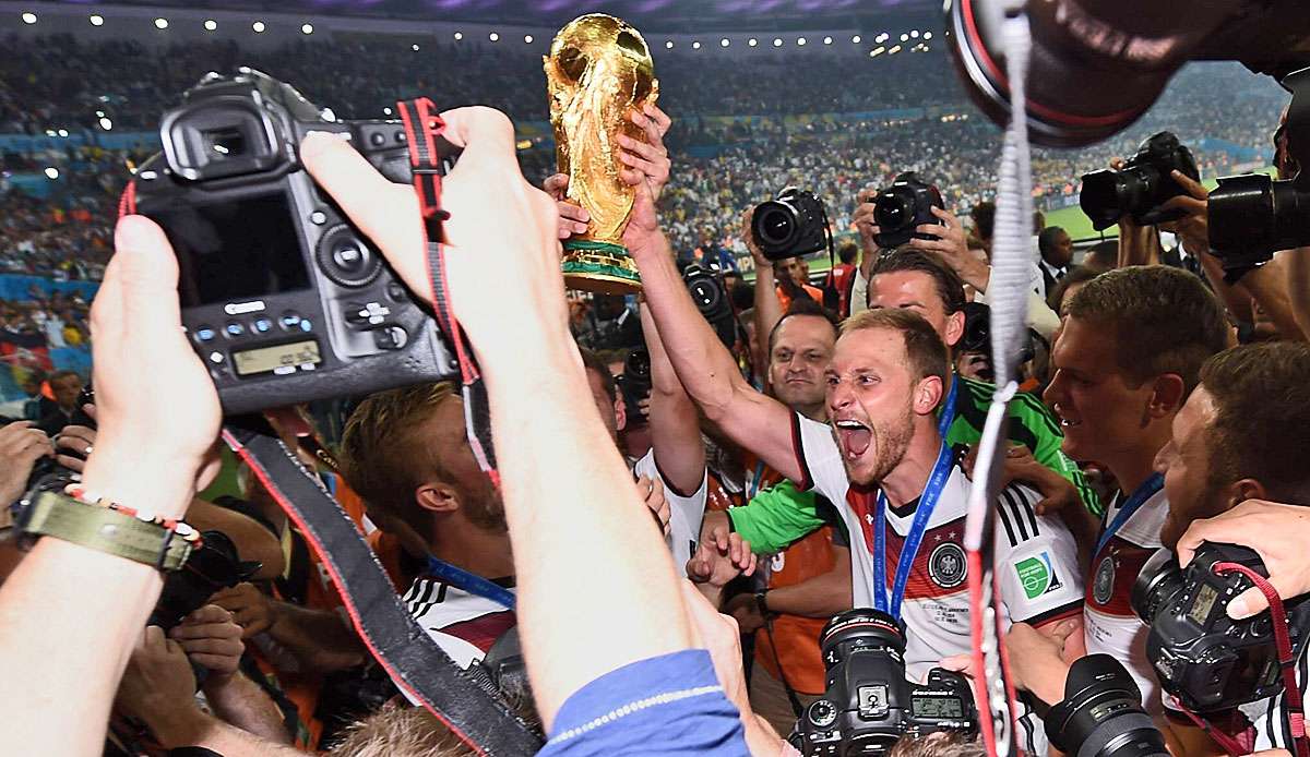 Benedikt Höwedes mit dem WM-Pokal im Maracana-Stadion.