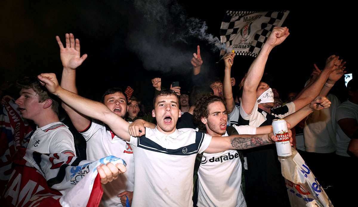 Nach dem Aufstieg des englischen Fußball-Traditionsklubs FC Fulham in die Premier League haben die Fans der Cottagers ausgiebig, aber ohne Rücksicht auf geltende Coronaregeln gefeiert.