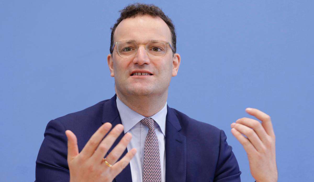 Jens Spahn hat den Vereinen Hoffnung wegen der angestrebten Fan-Rückkehr gemacht.