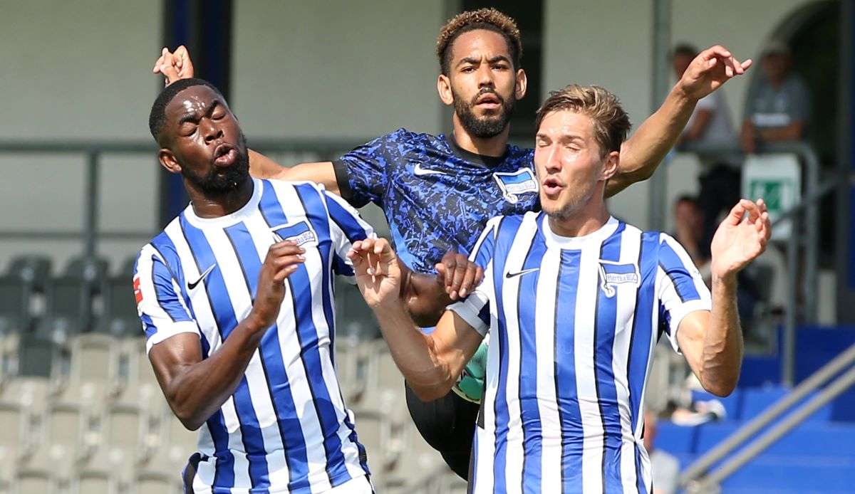 Schwitzen mit Matheus: Jordan Torunarigha (von li.), Matheus Cunha und Niklas Stark.