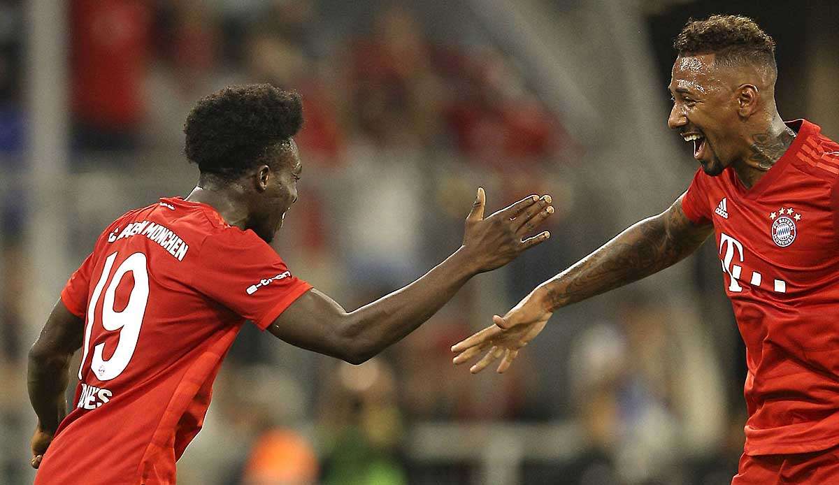 Verstehen sich gut auf dem Platz beim FC Bayern München: Jerome Boateng und Alphonso Davies.