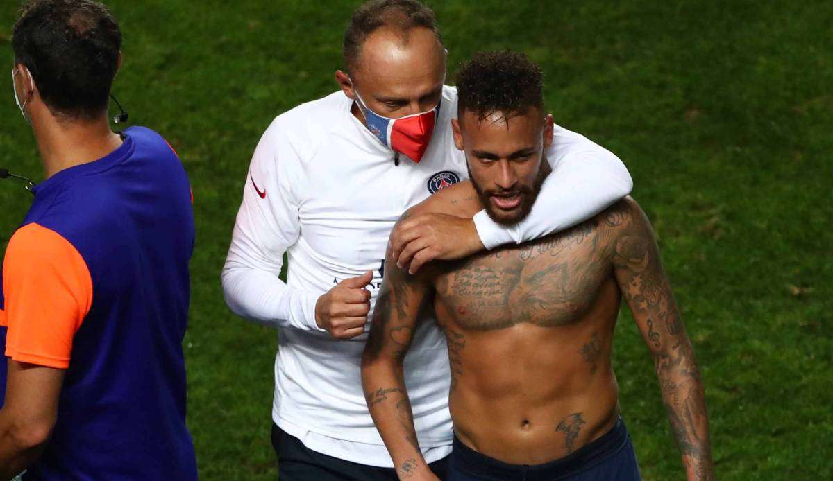 Neymar tauschte nach dem Spiel ein Trikot mit Marcel Halstenberg.