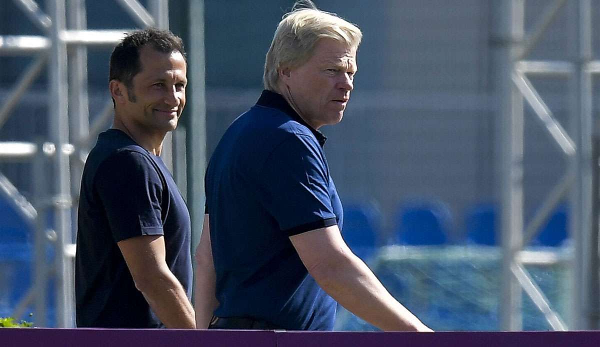 Hasan Salihamidzic beobachtet zusammen mit Oliver Kahn das Training des FC Bayern.