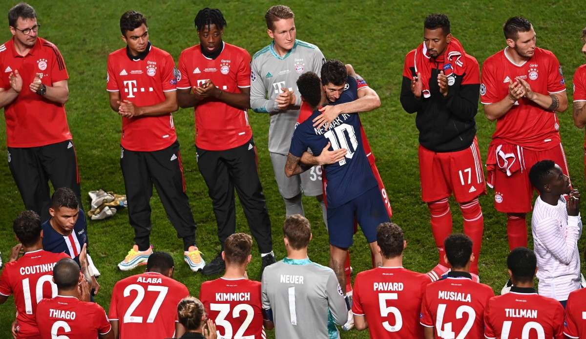 Die Spieler des FC Bayern applaudieren Neymar nach dem Champions-League-Finalsieg gegen dessen Paris Saint-Germain.