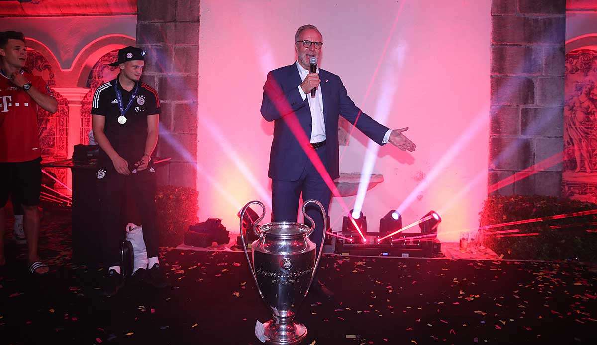 Überschwänglich vor Freude: Bayern Münchens Vorstandschef Karl-Heinz Rummenigge verneigte sich am Abend des CL-Gewinns vor der Mannschaft.