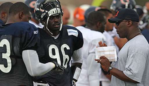 Alex Brown (Nr. 96) verlässt Bears-Coach Lovie Smith und wird in Zukunft von Sean Payton betreut