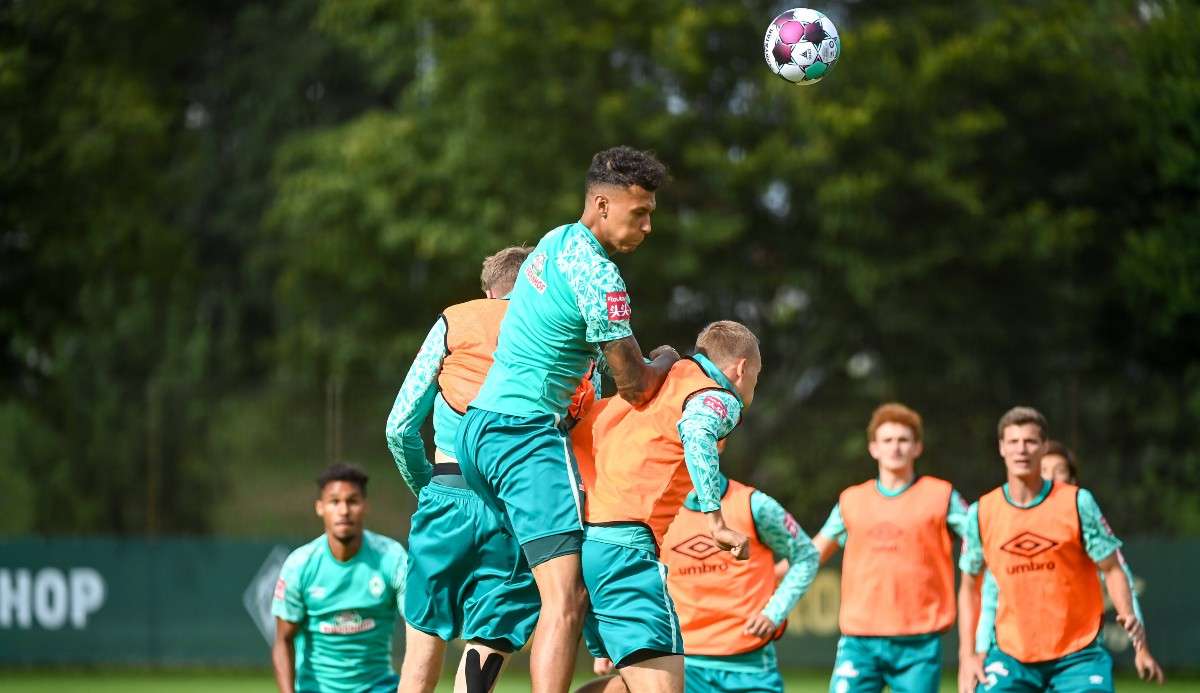 Davie Selke beim Kopfball-Training an der Weser.