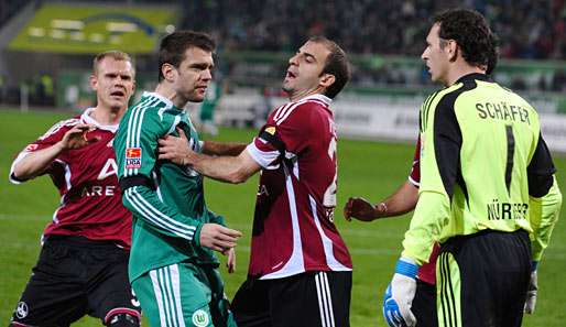 Hinspiel: Rafael Schäfer (r.) bekommt nach einem Tritt zwischen die Beine von Misimovic (M.) nur Gelb