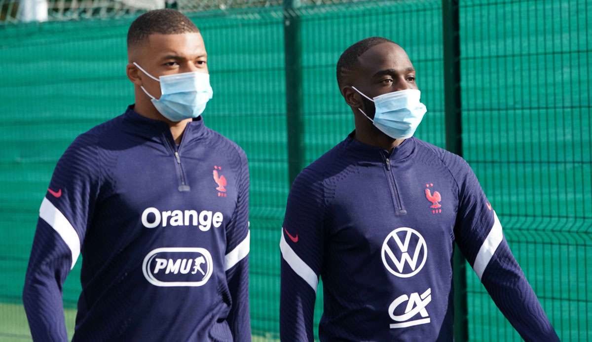 Kylian Mbappe (l.) hat sich mit Corona infiziert.