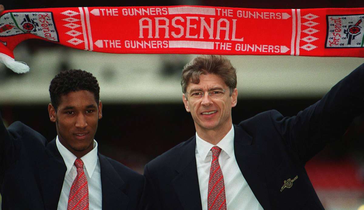 Arsenal-Manager Arsene Wenger (r.) präsentiert stolz seinen Neuzugang: Nicolas Anelka