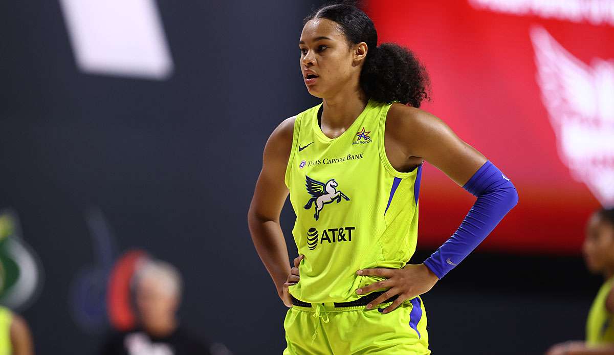 Satou Sabally im Trikot der Dallas Wings.