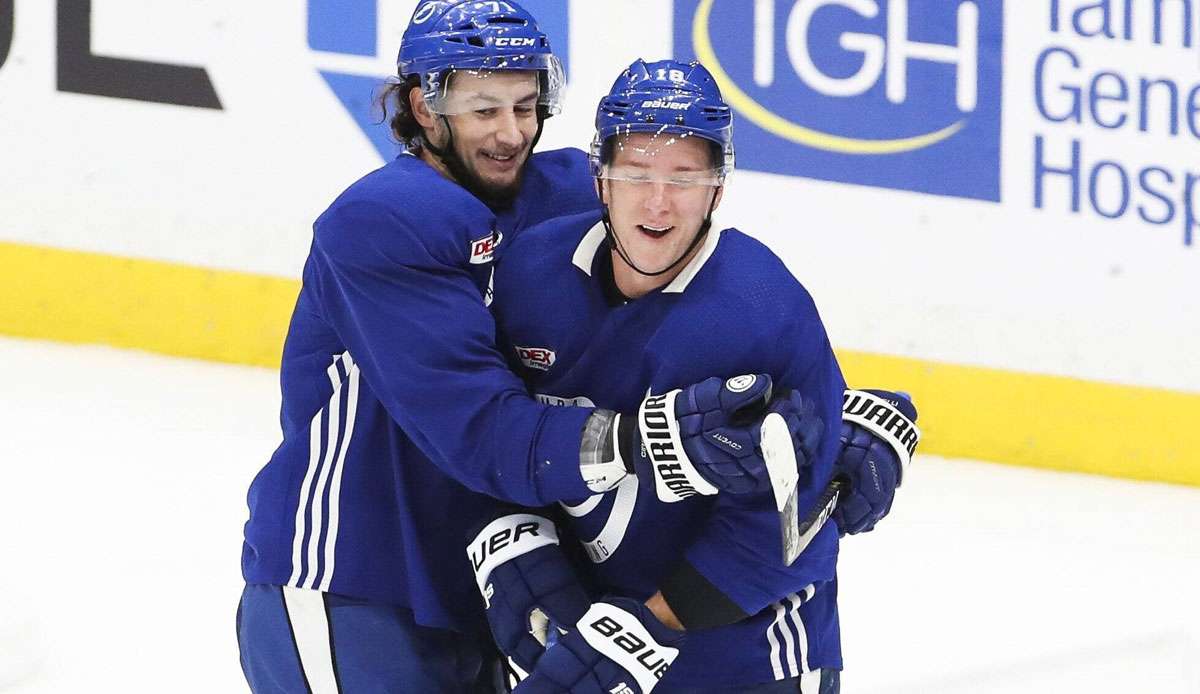 Anthony Cirelli (l.) erzielte das entscheidende Tor für die Lightning.