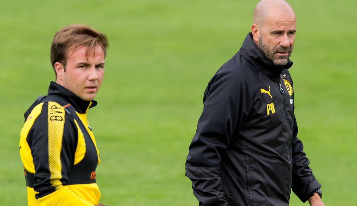 Peter Bosz (r.) trainierte Mario Götze bei Borussia Dortmund im Jahr 2017.