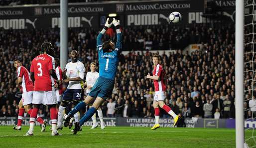 Manuel Almunia ist machtlos: Der Schuss von Danny Rose schlägt zum 1:0 für die Spurs ein