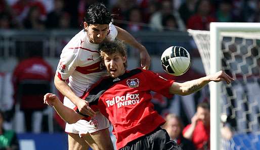 Stuttgarts Serdar Tasci (l.) im Zweikampf mit Stefan Kießling