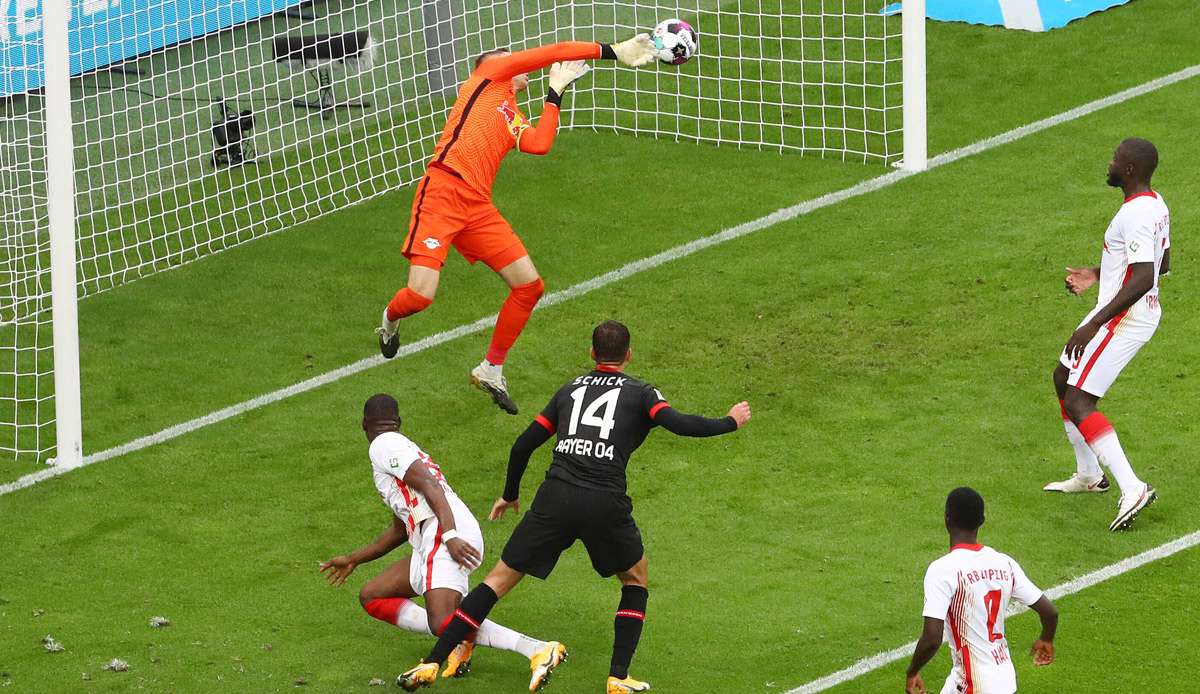 Peter Gulacsi pariert einen Kopfball von Patrik Schick.
