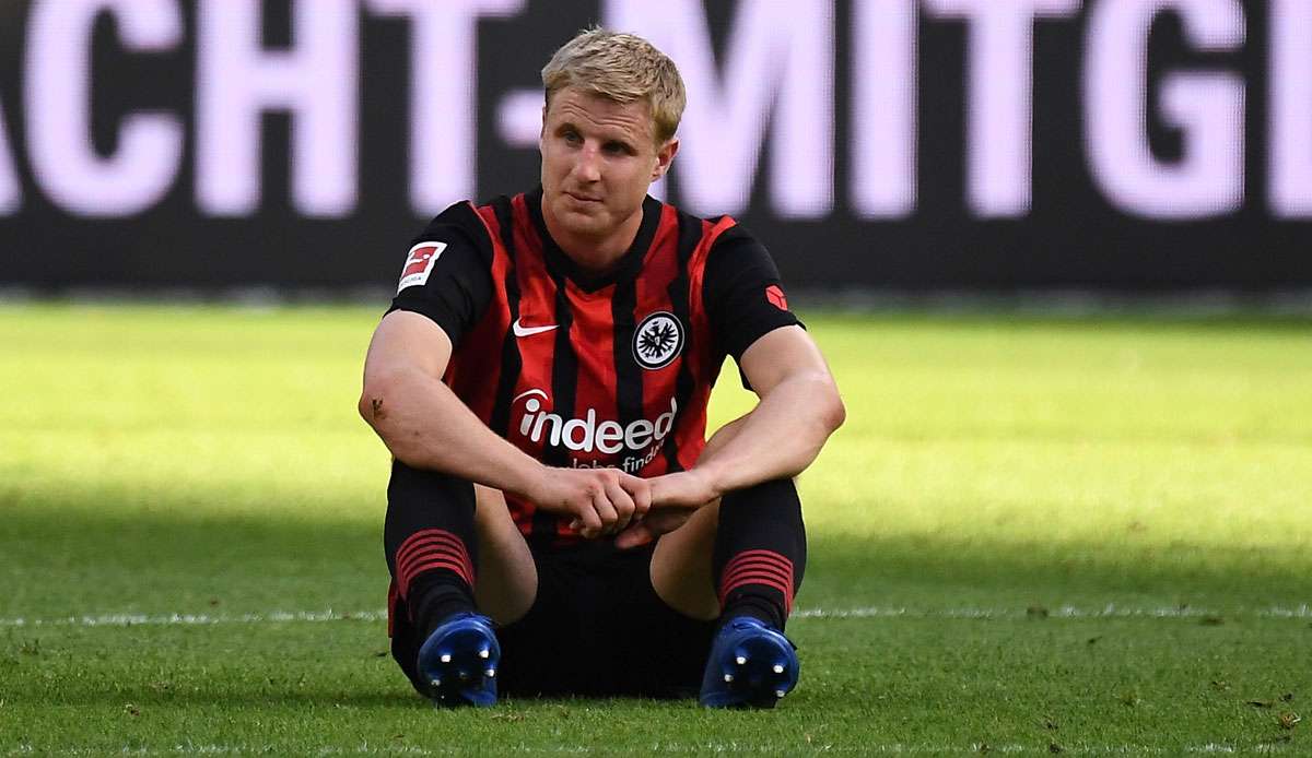 Martin Hinteregger (28) von Eintracht Frankfurt hat gegen Werder Bremens Stürmer Davie Selke ausgeteilt.