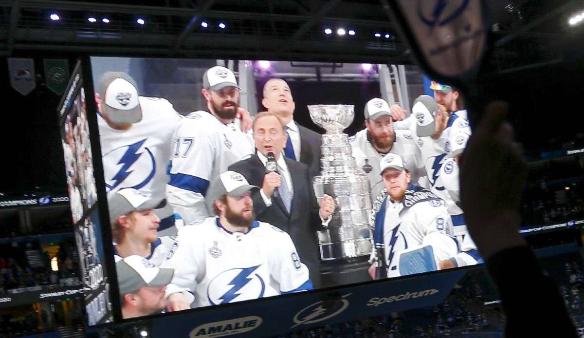 In der heimischen Amalie Arena bekamen die Lightning den Stanley Cup überreicht.